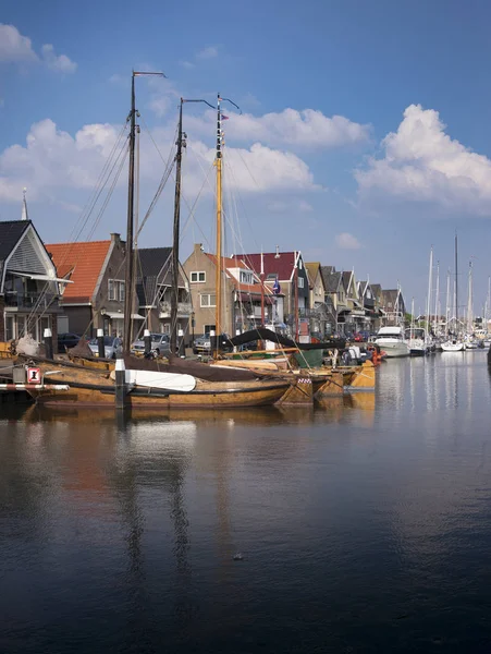 Urk, Hollanda - 20 Mayıs 2018: Klasik görüntü Flamanca Urk limanda gemiler 