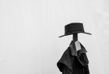 Eski deri şapka ve palto Satılık