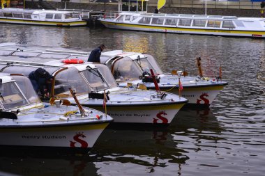 Amsterdam, Hollanda - 22 Ekim 2016: Popüler görünümünü Amsterdam tekne touristis için bekleyen kanallar 