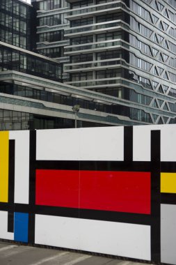 Den Haag: 02 Aralık 2017, Hollanda - Den Haag ayrıntıları şantiye resimleri, ünlü Hollandalı ressam Piet Mondrian üzerinden motifleri ile dekore edilmiş  