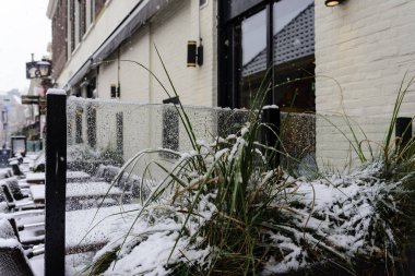 Sokaklar ilk kar altında düşüyor