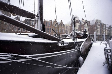 Eski Hollanda gemi ilk kar altında 