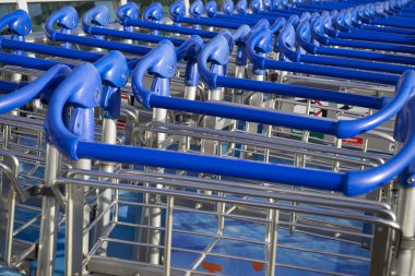 Schiphol, Amsterdam, Hollanda - 18 Aralık 2017: Birçok Bagaj arabaları Schiphol Havalimanı'nda yolcu için bekliyor