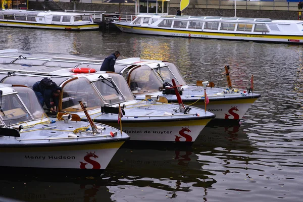 Amsterdam, Hollanda - 22 Ekim 2016: Popüler görünümünü Amsterdam tekne touristis için bekleyen kanallar 