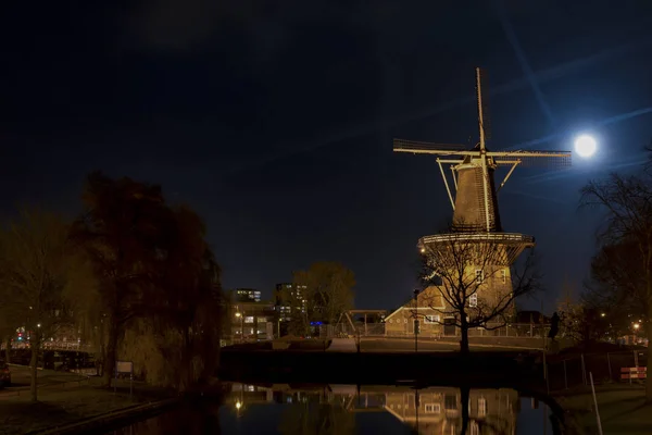 Luna Grande Sobre Molino Viento Leiden Países Bajos — Foto de Stock