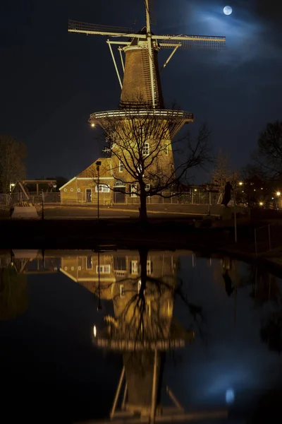 Luna Grande Sobre Molino Viento Leiden Países Bajos — Foto de Stock