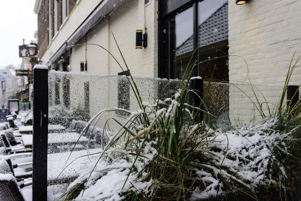 Sokaklar ilk kar altında düşüyor