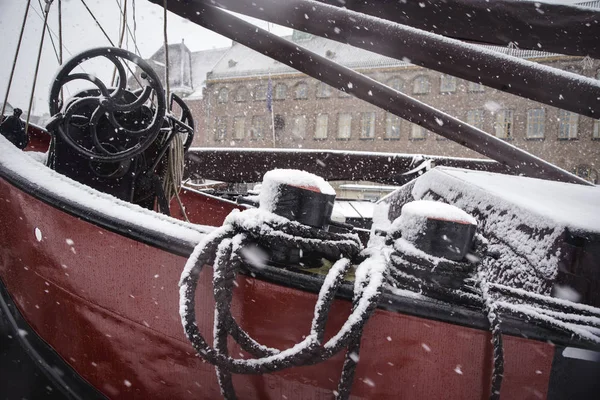Eski Hollanda gemi ilk kar altında 