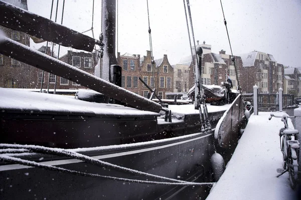 Vecchia Nave Olandese Sotto Prima Neve — Foto Stock