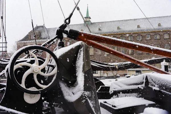 Eski Hollanda gemi ilk kar altında 