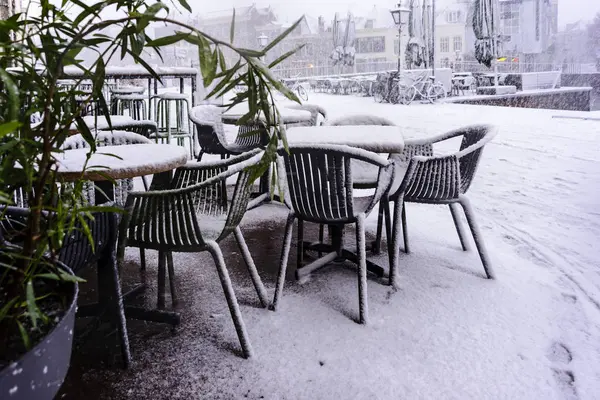 Sokaklar ilk kar altında düşüyor