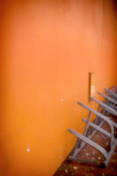 Orange Vägg Och Cykelparkering Suddig — Stockfoto
