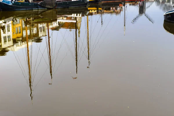 Отражение Старых Голландских Кораблей Канале — стоковое фото