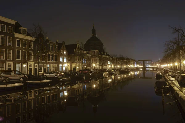 ライデン オランダ 2017 歴史的な場所 建物や運河の水の近くのボートの照明とオランダ ライデン市の夜景が一望 — ストック写真