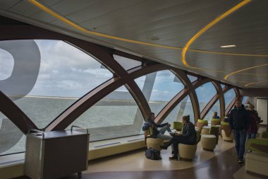 Texel, Hollanda-15 Nisan 2017:15 Nisan 2017 tarihinde modern feribot teknelerden biri. Ana arazi ile Texel bağlayan ve dünyanın her yerinden turistler çok sayıda taşıyan modern feribot tekneleri filosu parçası