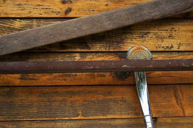 unutulmuş el duş ahşap duvara asılı