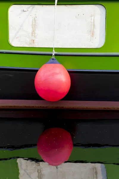 ピンクのブイが付いている古いオランダのボート — ストック写真