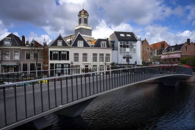  Yeni Köprü ve Hartebrugkerk, Leiden, Hollanda