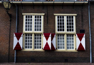 Kırmızı tuğla ev üzerinde kırmızı ve beyaz Panjur ile beyaz windows