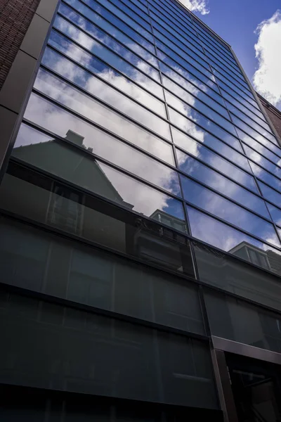 Clouds Blue Sky Mirroring Glass Facade — Stock Photo, Image