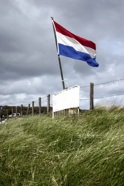 Hollandfahne Auf Der Düne Gras Und Wolken — Stockfoto