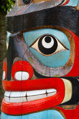 Kızılderililer totem direği önünde Leiden Müzesi Volkenkunde detay 