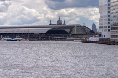 Amsterdam, 29 Mart 2016, Hollanda: görünüm Amsterdam Merkez Tren bulutlu bir günde Amstel Nehri üzerinde