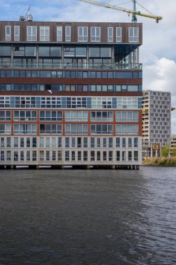 Amsterdam, 29 Mart 2016, Hollanda: görünüm Amsterdam Amstel Nehri'nin bulutlu bir günde yerleşim alanı