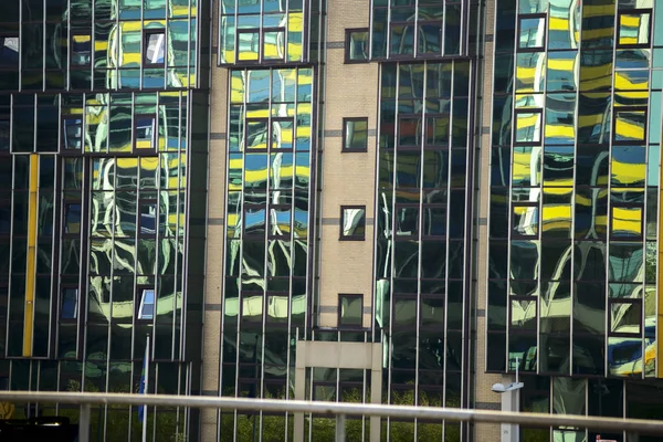 荷兰莱顿对面建筑的黄色倒影 — 图库照片