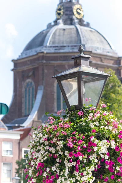 Latarnia Uliczna Kwiaty Marekerk Kościół Tle Leiden Holandia — Zdjęcie stockowe