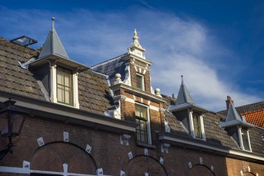 09 Ekim 2018, Leiden, Hollanda: geleneksel Hollanda evleri kanal su kenarında güzel güneşli bir günde