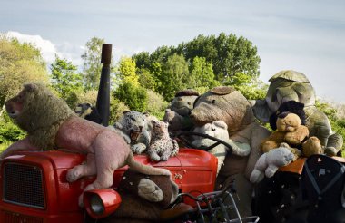 yumuşak oyuncaklar eski kırmızı traktör