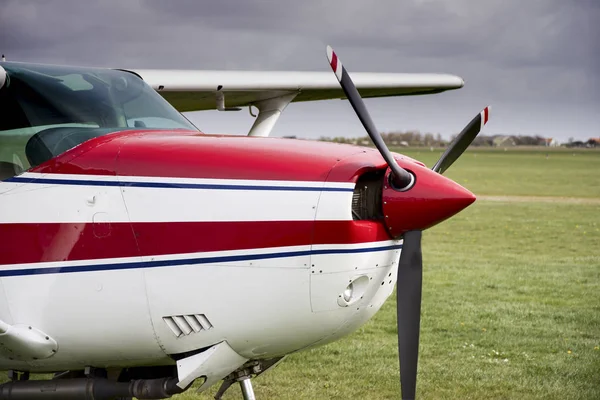 Avion Rouge Blanc Sur Aéroport Texel Pour Aviation Sportive — Photo