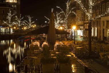 Leiden, Hollanda - 19 Kasım 2017: Night shot Leiden, Sinterklaas geldiğinde için dekore edilmiş, Noel ve yeni yıl sokakların