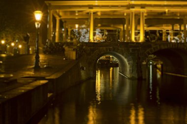 Leiden, Hollanda - 19 Kasım 2017: Night shot Leiden, Sinterklaas geldiğinde için dekore edilmiş, Noel ve yeni yıl sokakların