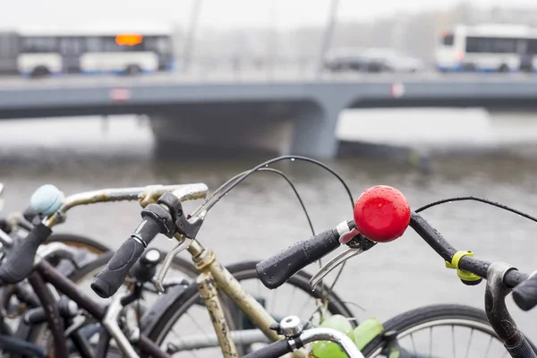 Rote Fahrradklingel Mit Der Brücke Hintergrund — Stockfoto