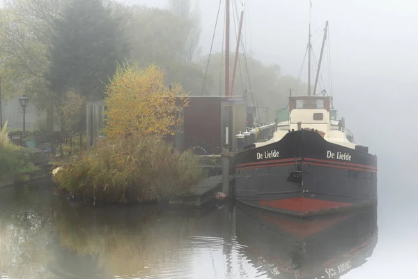 Лейден Ноября Нетрланд Изображение Туманного Утра Каналах Осенними Цветами Лодками — стоковое фото