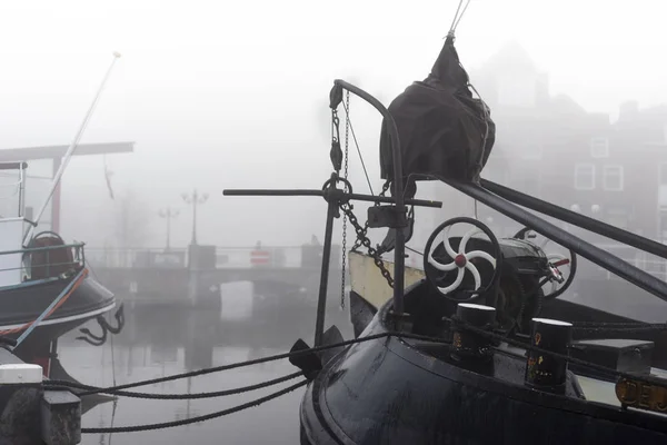 Изображение Туманного Утра Каналах Осенними Красками Лодками — стоковое фото