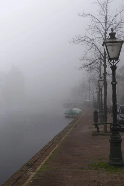 Bild Des Nebligen Morgens Auf Den Kanälen Mit Herbstlichen Farben — Stockfoto