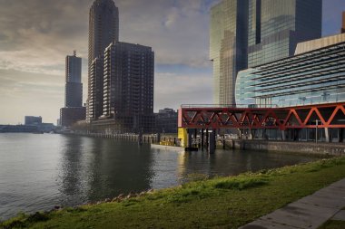 Rotterdam, Hollanda-21 Kasım 2018: Kop van Zuid Rotterdam, yeni Meuse Nehri'nin güney kıyısında yer alan modern bir parçası olduğunu 