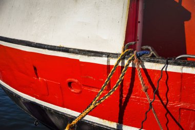 Eski Hollanda kırmızı ve beyaz gemi ve Scheveningen Harbour, Hollanda