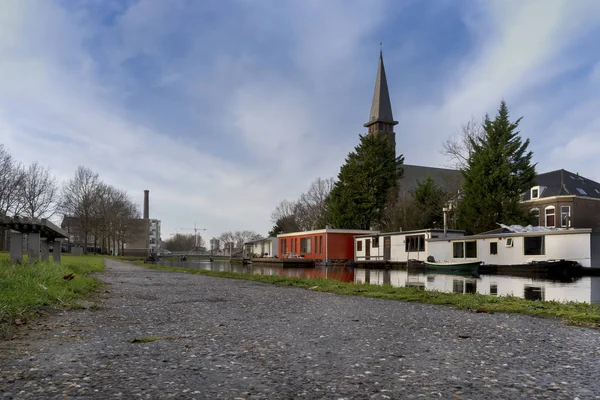 Reflejo Iglesia Leiden Agua Del Canal Con Casas Flotantes Blancas —  Fotos de Stock