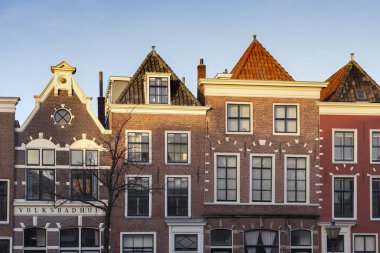 Güzel bir güneşli gün kanalda yakınındaki geleneksel Hollanda evleri