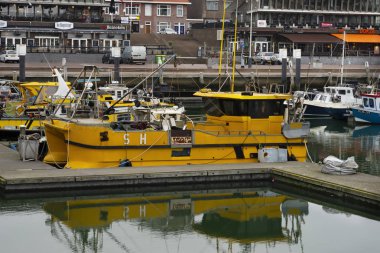 Scheveningen, Hollanda 07 Ocak 2019 yatlar ve balıkçı gemileri Scheveningen Marina 
