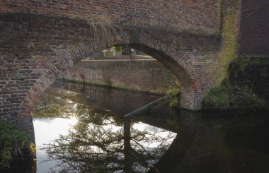 Kanallar ve Leiden şehir köprüler görünümü 