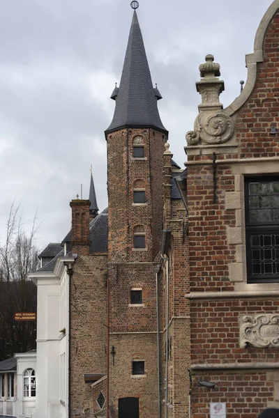 ブルージュ ベルギー 2019 日運河 歴史的遺産として宣言された都市のファサード — ストック写真