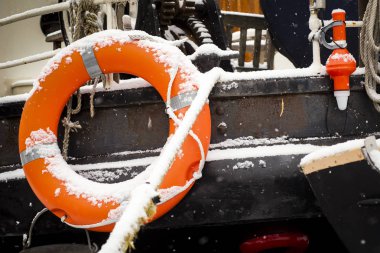 Kar altında Harbour geleneksel Hollanda gemileri