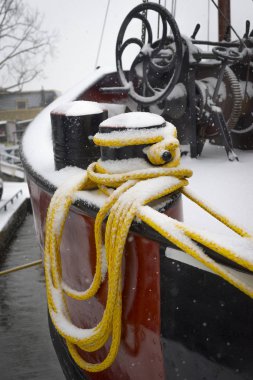 Kar altında Harbour geleneksel Hollanda gemileri