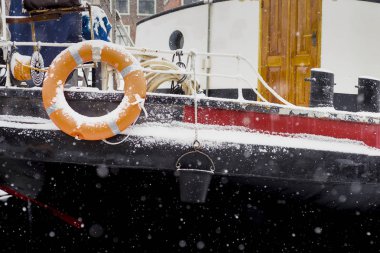 Kar altında Harbour geleneksel Hollanda gemileri