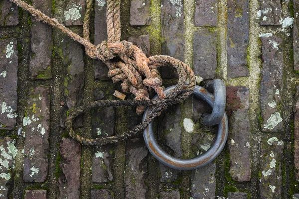 Catena Metallo Arrugginito Sul Marciapiede — Foto Stock